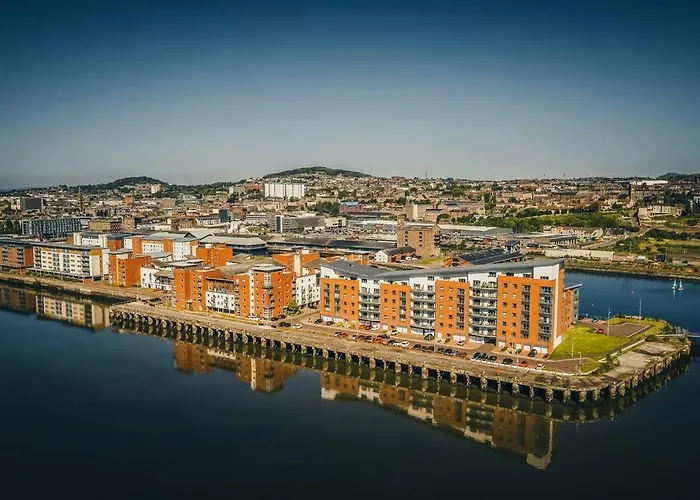 Marine Parade Apartment With River View