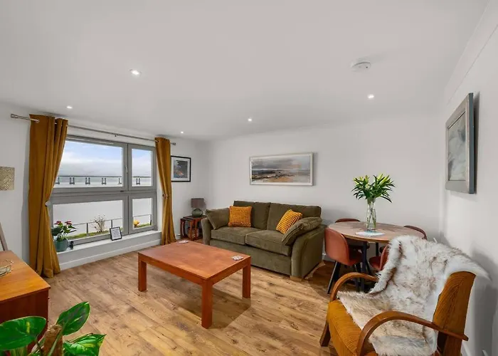 Marine Parade Apartment With River View